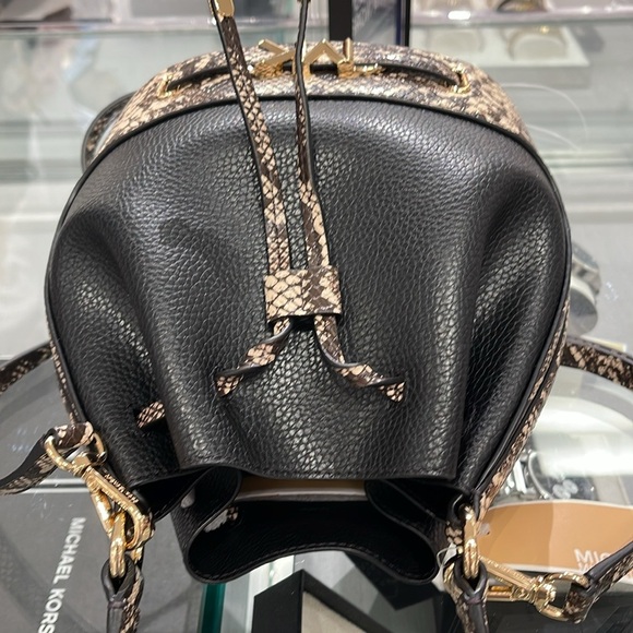 MICHAEL KORS 
Reed Md Pebbled Leather Belted Bucket Messenger Satchel Crossbody - Picture 11 of 16